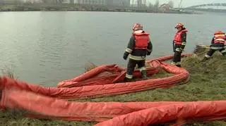 Strażacy na Stopniu Wodnym Dąbie rozłożyli specjalną zaporę