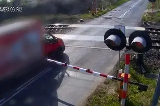 Przejechał slalomem pomiędzy rogatkami. Sekundy wcześniej przejechał tamtędy pociąg