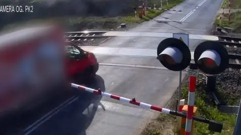 Przejechał slalomem pomiędzy rogatkami. Sekundy wcześniej przejechał tamtędy pociąg