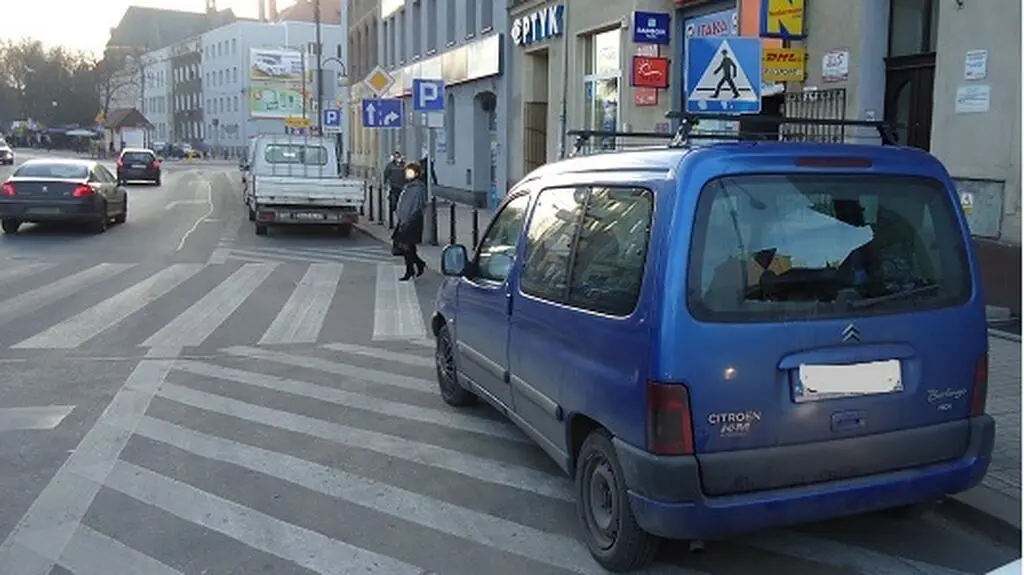 Samochód stoi w miejscu niedozwolonym
