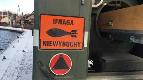 Granat wydobyty z dna jeziora w Mikołajkach. Saperzy zabrali go na poligon 