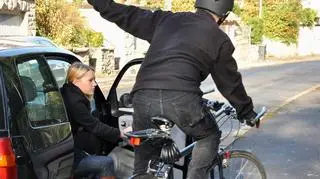 Nowe przepisy mają zapobiec kolizjom rowerzystów z otwieranymi drzwiami samochodów