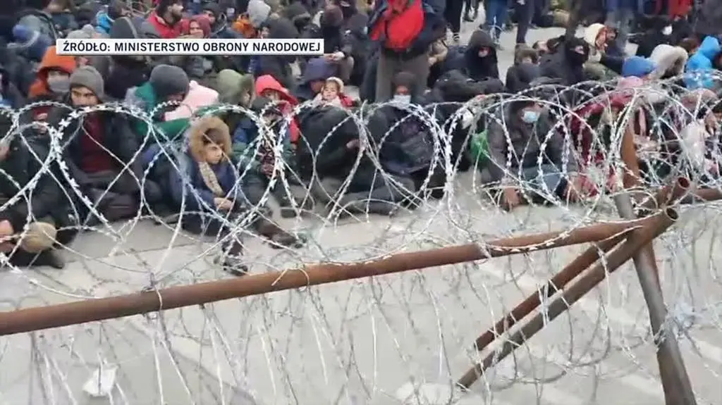 MON: coraz większe grupy migrantów są ściągane pod przejście graniczne w Kuźnicy (nagranie z 15 listopada)