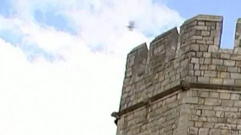 Włamał się na teren Windsoru uzbrojony w kuszę. "Pozostaje pod opieką personelu medycznego"