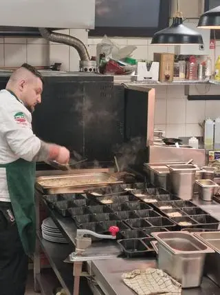 Restauratorzy dowożą posiłki lub goszczą uchodźców w swoich lokalach 
