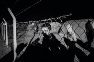2015: Dwunastoletni Hasun mieszka w obozie w tureckim Suruc, gdzie schroniło się ponad 3,5 tys. Kurdów, uchodźców z Syrii.
