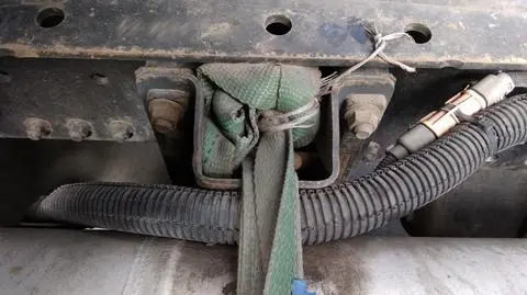 Cieknący zbiornik paliwa na pasie transportowym przywiązanym sznurkiem