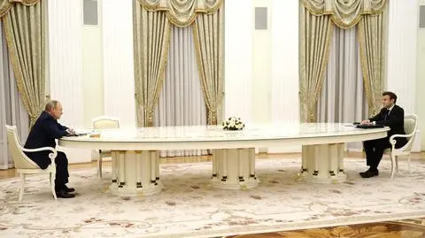 Stół na Kremlu, przy którym Putin rozmawiał z Macronem 