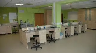 14 stanowisk dla studentów jest w nowoczesnym laboratorium geotechnicznym