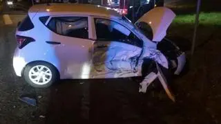 20-letni kierowca ma obrażenia głowy i liczne złamania