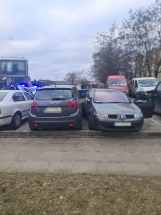 Uderzył w auto stojące na parkingu 