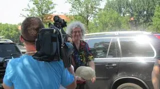 Brian May i Roger Taylor z zespołu Queen zwiedzają Wrocław… z poziomu łódki. Muzycy, którzy w sobotę razem z Adamem Lambertem zagrają na stadionie, skorzystali z pięknej pogody i wybrali się na rejs po Odrze.