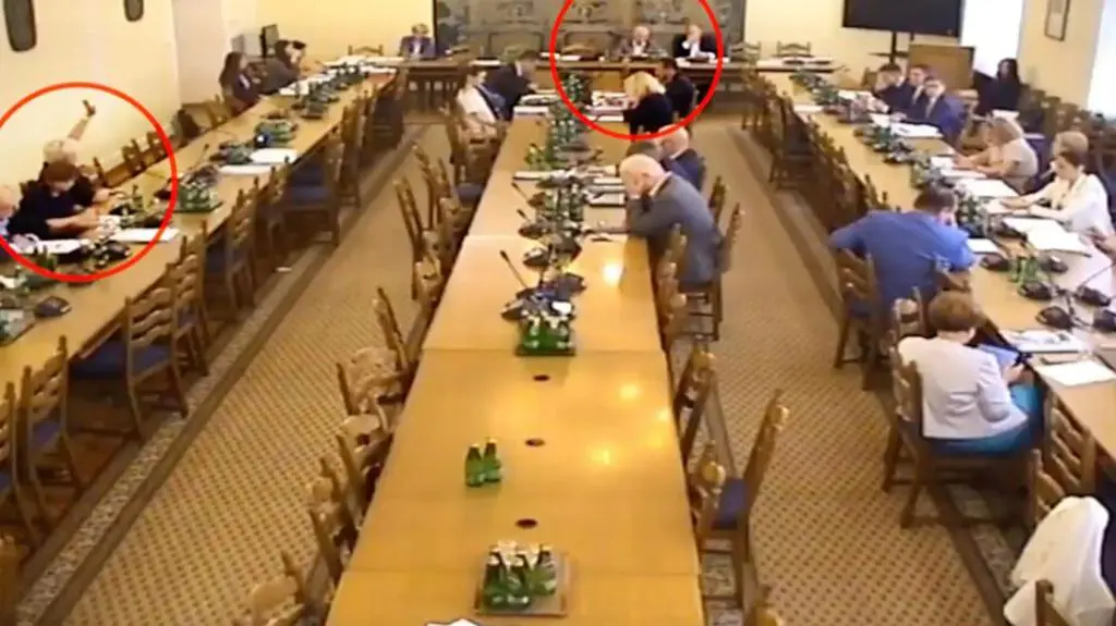 To nie jest stosowne jako kobiecie. Wymiana zdań w trakcie komisji