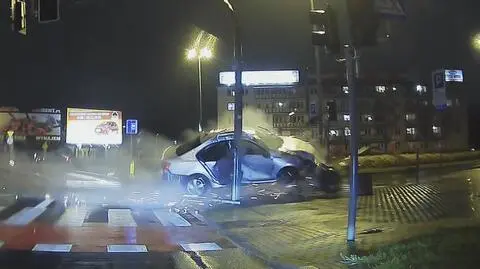 Ściął znaki i wylądował na słupie. Siła uderzenia była tak duża, że z auta wypadł silnik