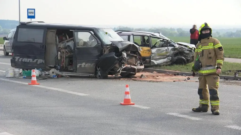 Auto zderzyło się z busem. Rekcin
