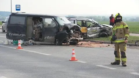 Bus uderzył w auto osobowe, siedem osób poszkodowanych
