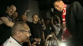 Paweł Kukiz niczym Donald Tusk - na konwencji otrzymał szalik polskiego kibica