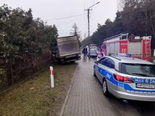 Kierowca ciężarówki zasłabł i uderzył w ogrodzenie