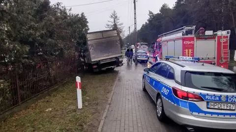 kierowca ciężarówki zasłabł i uderzył w ogrodzenie, nie przeżył zderzenia 