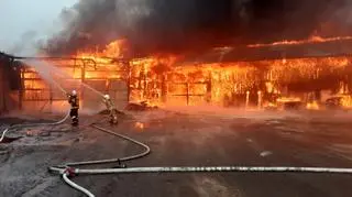 Pożar hali w Grodźcu. W akcji 24 zastępy straży pożarnej 