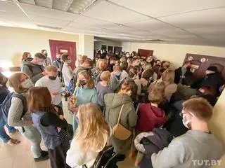 Kolejka przed salą rozpraw, gdzie ruszył proces w sprawie Ramana Bandarenki  