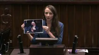 Agnieszka Dziemianowicz-Bąk ze zdjęciem Wandy Traczyk-Stawskiej