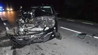 Samochód osobowy uderzył w, stojącą na jezdni, terenówkę
