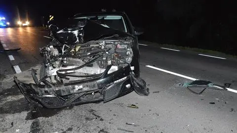 Zatrzymał się, by pomóc kobiecie, która wpadła do rowu. W jego samochód wjechało inne auto