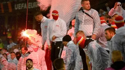 Bulwersujące sceny w Lidze Europy. Pseudokibice ciskali w siebie racami, mecz przerwano