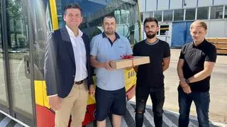 "To postawa godna naśladowania, zwłaszcza w czasach, gdy większość z nas nie zwraca uwagi na innego człowieka"