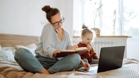 home office praca dom w domu dziecko kobieta corka shutterstock_1856560750_S
