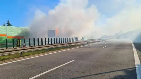Na S8 zapaliła się ciężarówka z naczepą. Jeden z pasów w kierunku Warszawy nieprzejezdny