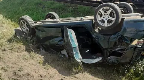 Małżeństwo z dwójką dzieci w szpitalu. Ich auto na przejeździe zderzyło się z pociągiem i dachowało