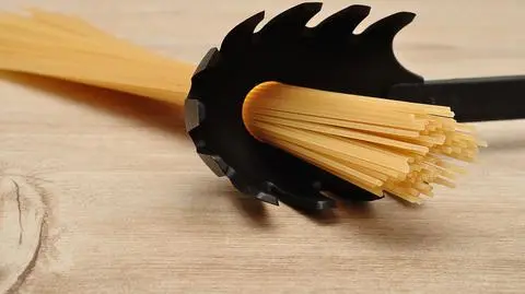 Ostrzeżenie przed kuchenną łyżką. "Nie należy używać"