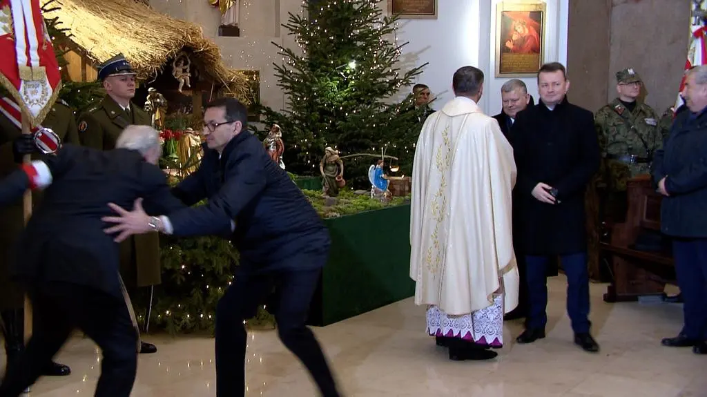 Szybka reakcja Morawieckiego. Premier uratował kombatanta przed upadkiem