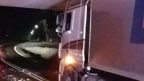 Zignorował znak, utknął pod wiaduktem