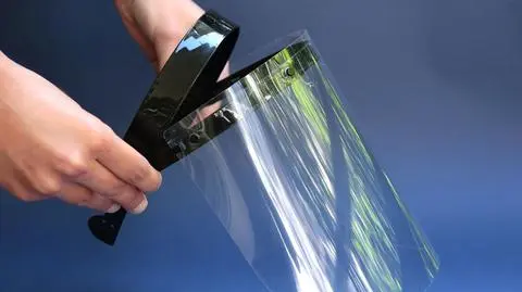 Uczniowie w przyłbicach, lekcje WF-u na boisku. Rekomendacje podkarpackiego sanepidu