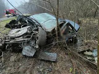 Samochód osobowy uderzył w drzewo. Jedna osoba nie żyje