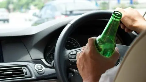 Jedną ręką trzymał piwo, drugą złapał za kierownicę