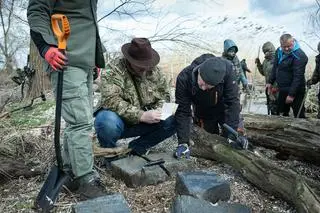 Łącznie 120 nagrobków było zatopionych przy linii brzegowej Odry