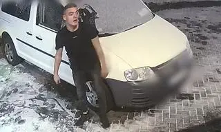 Mężczyzna uszkodził na parkingu samochód i szlaban