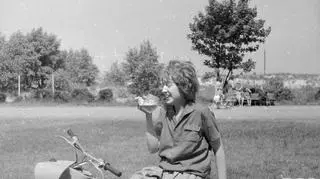 Grażyna Rutowska z kuflem piwa na skuterze WFM Osa, 1964-1966