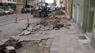 Zdejmowanie starych płyt chodnikowych