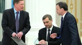 Władisław Surkow (w środku) na naradzie dotyczącej realizowania dekretów prezydenta (zdjęcie archiwalne)  