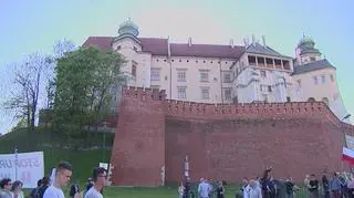 Miesięcznica pogrzebu pary prezydenckiej. Demonstrowali przeciwnicy i zwolennicy PiS