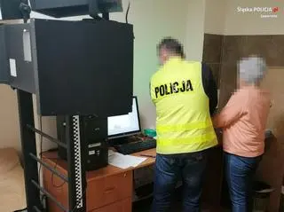 Rozrzucała dla psów kawałki kiełbasy z pinezkami