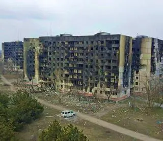 Zniszczony blok w Mariupolu