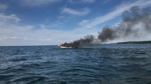 Pożar łodzi motorowej na mazurskim jeziorze Śniardwy