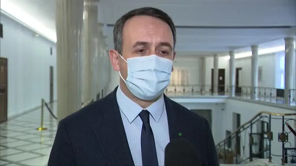 Klimczak: bez względu na to, jak absurdalne projekty ustaw przedstawia PiS, trzeba podchodzić do nich śmiertelnie poważnie 