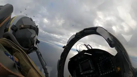 Pilot hiszpańskiego F-18s obserwuje rosyjską maszynę nad Morzem Bałtyckim